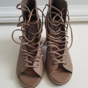 Steve Madden Tempting Bootie Tan Size 6.5